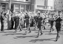 831678 Afbeelding van een legerband tijdens de Church Parade in de Potterstraat te Utrecht.N.B. De parade werd gehouden ...